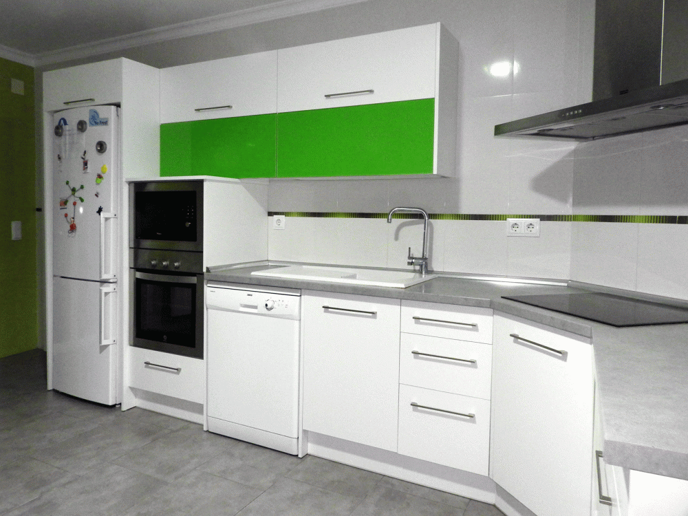 Cocina de rincón bicolor con tirador